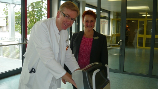 Chefarzt Kolbinger testet seine Händedesinfraktion.