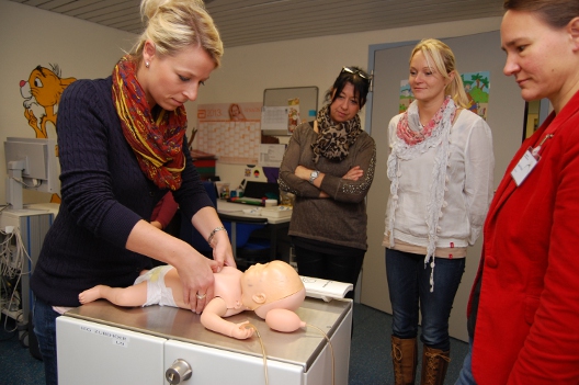 Der richtige Druck ist bei er Herzmassage wichtig.