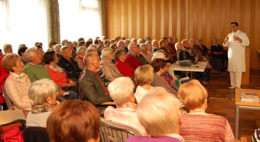 Voll besetzter Saal beim Vortrag von Chefarzt Dabidian