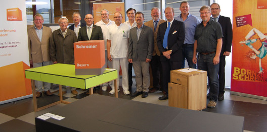 Gruppenfoto bei der Ausstellung