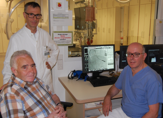 Patient und Ärzte freuen sich über den guten Verlauf