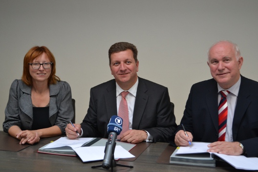 Bei der Vertragsunterzeichnung: Vorstand Dr. Inge Wolff, Landrat Christian Bernreiter und Landrat Heinrich Trapp
