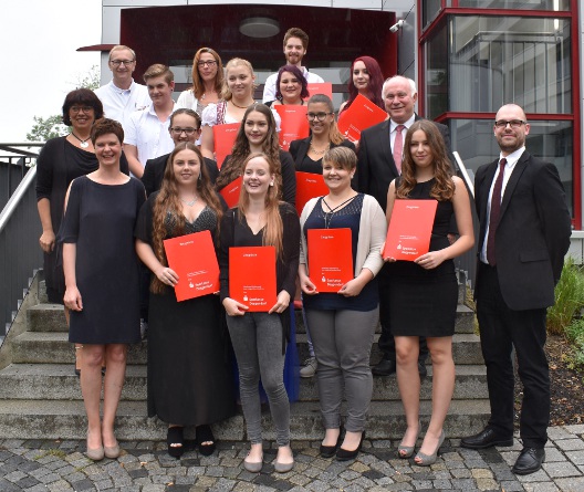 Gruppenbild mit allen Absolventen