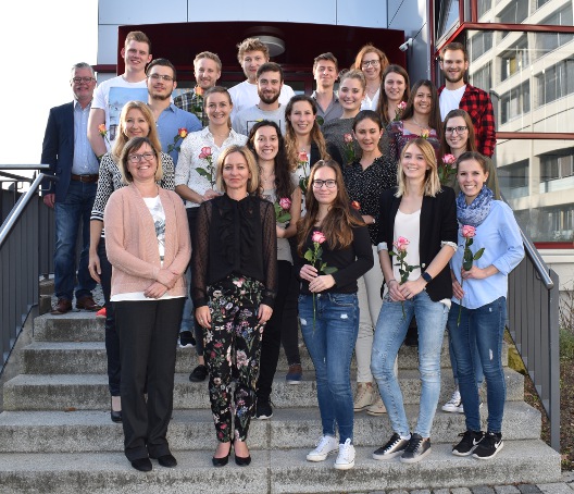Gruppenbild mit allen Absolventen