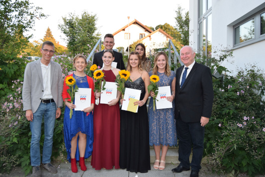 Frisch-gebackene-Pflegekräfte-für-das-DONAUISAR-Klinikum