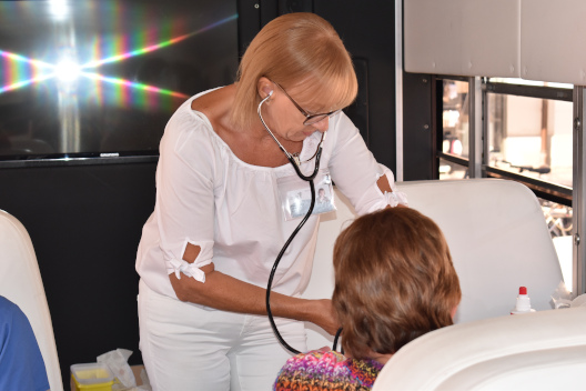 Blutdruck messen beim Antonius Gesundheitstag