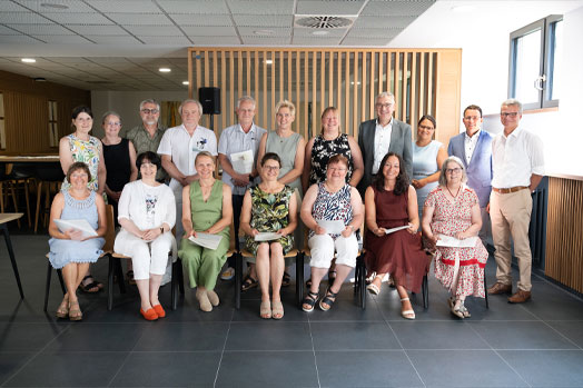Die Jubilare mit 25-j&auml;hrigem Dienstjubil&auml;um gemeinsam mit dem DIK-Vorstand, der gesamten Klinikdirektion, Personalleitung sowie den Verwaltungsratsvorsitzenden Bernd Sibler und Werner Bumeder 