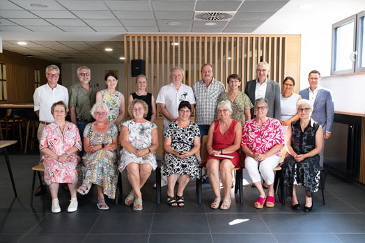 Die Jubilare mit 40-j&auml;hrigem Dienstjubil&auml;um gemeinsam mit dem DIK-Vorstand, der gesamten Klinikdirektion, Personalleitung sowie den Verwaltungsratsvorsitzenden Bernd Sibler und Werner Bumeder 