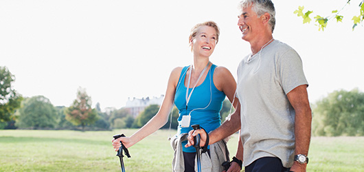 Glückliches Paar beim entspannten Nordic Walking